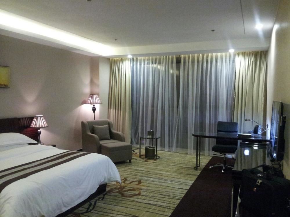 גואנגג'ואו Liang Fan Holiday Inn מראה חיצוני תמונה