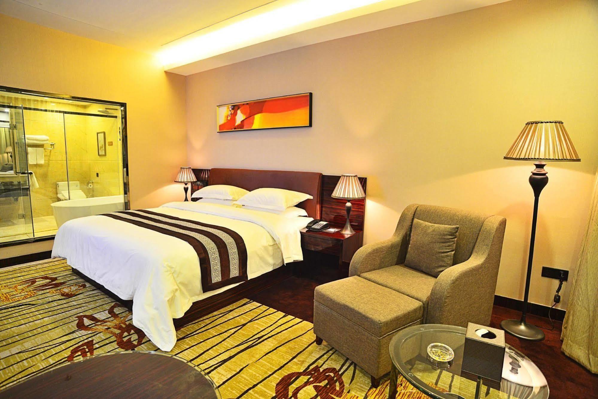 גואנגג'ואו Liang Fan Holiday Inn מראה חיצוני תמונה